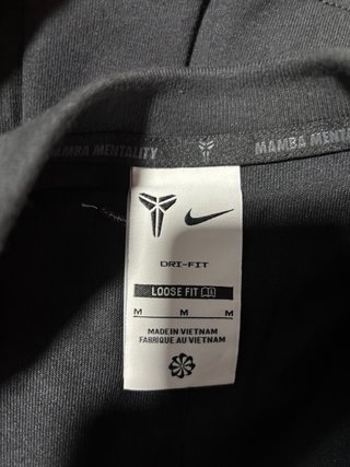 Camiseta negra con diseño gráfico de Rafa Na