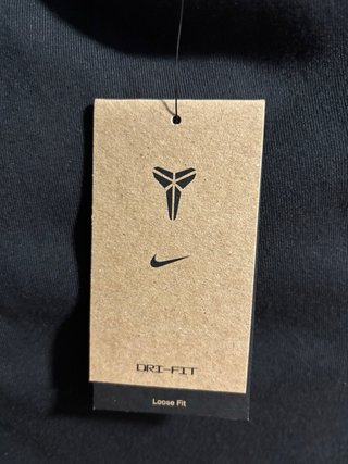 Camiseta negra con diseño gráfico de Rafa Na
