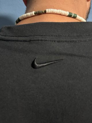 Camiseta negra con diseño gráfico de Rafa Na