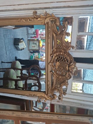 Espejo Antiguo Dorado con Marco Ornamentado