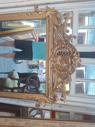 Espejo Antiguo Dorado con Marco Ornamentado