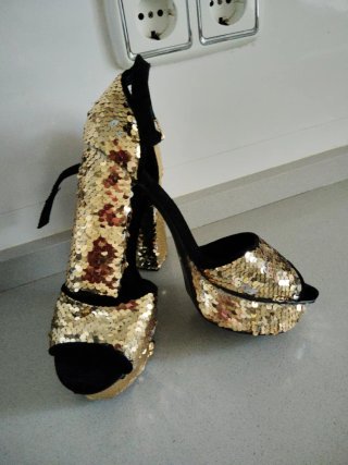 Sandalias Corina Talla 37 Doradas y Negras
