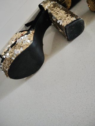 Sandalias Corina Talla 37 Doradas y Negras