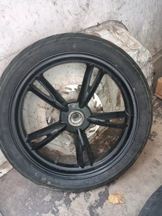 Llanta de moto negra con disco
