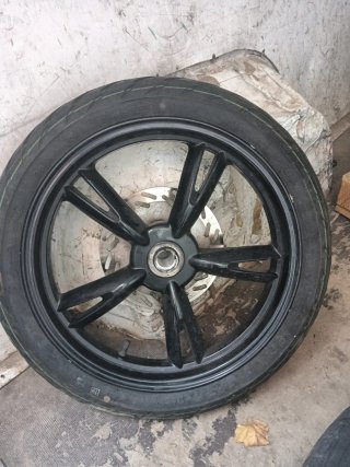 Llanta de moto negra con disco