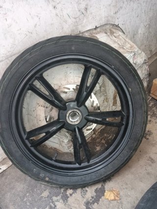 Llanta de moto negra con disco