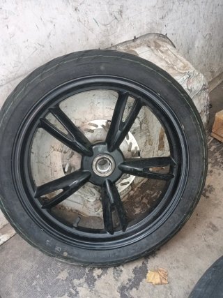 Llanta de moto negra con disco