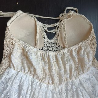 Vestido de encaje beige y blanco Talla M