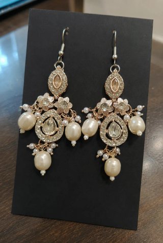 Pendientes elegantes pedrería flores dorados