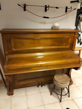 Piano de pared madera