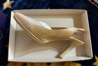 Zapatos de tacón dorados para mujer
