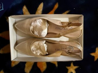 Zapatos de tacón dorados para mujer