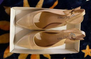 Zapatos de tacón dorados para mujer