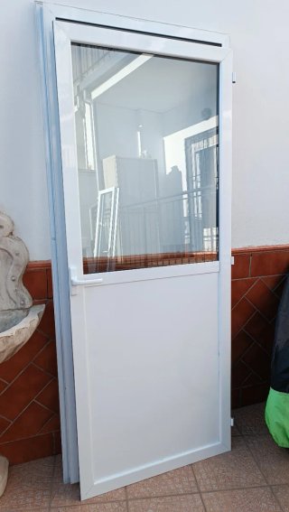 Puerta balconera aluminio blanco