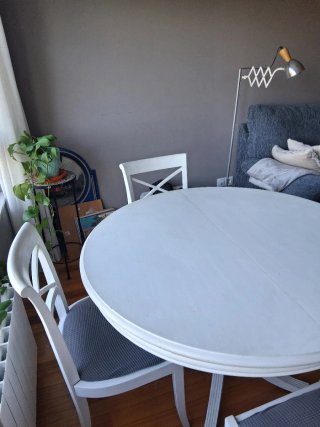 Mesa extensible y 4 sillas