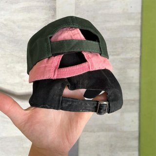 2 Cappelli Visiera Rosa e Verde (Nero Omaggio)