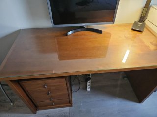 Escritorio de madera con cajones