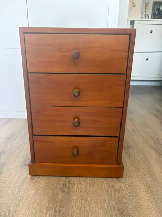 Escritorio de madera con cajones