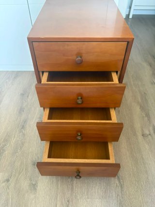 Escritorio de madera con cajones