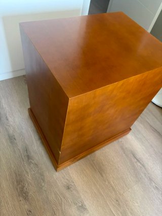 Escritorio de madera con cajones