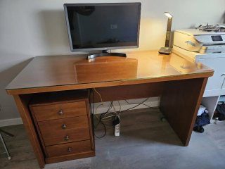 Escritorio de madera con cajones