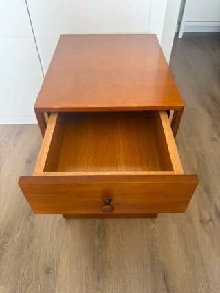 Escritorio de madera con cajones