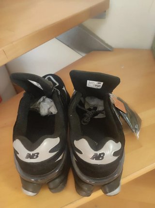 Zapatillas New Balance Negras y Plateadas