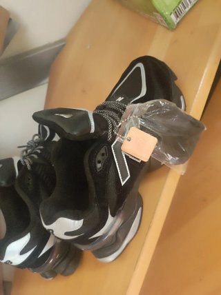 Zapatillas New Balance Negras y Plateadas