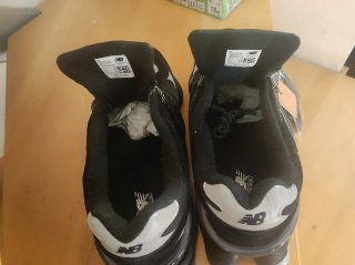 Zapatillas New Balance Negras y Plateadas