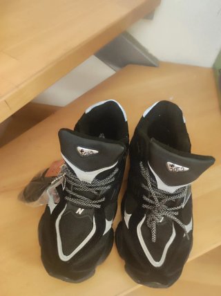 Zapatillas New Balance Negras y Plateadas