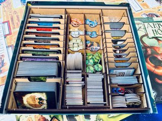 Arkham Horror 2ª Ed. con inserto madera. (Y promo)