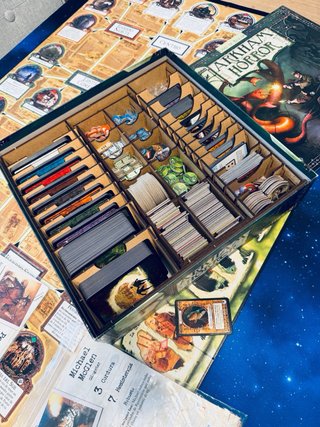 Arkham Horror 2ª Ed. con inserto madera. (Y promo)