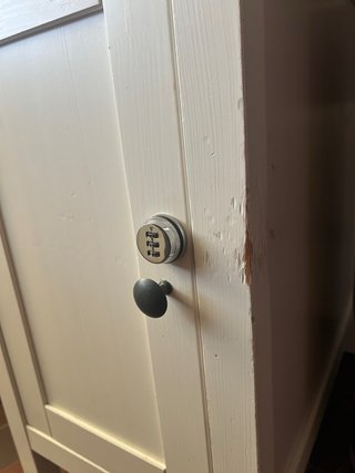 Escritorio blanco de madera con cajones