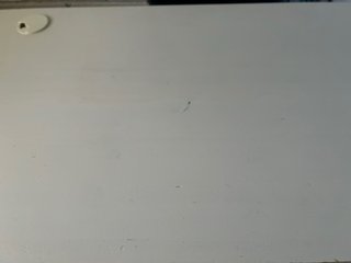 Escritorio blanco de madera con cajones