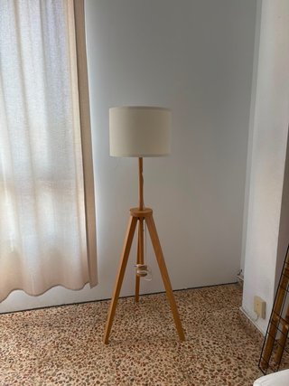 Lámpara de pie de madera y tela