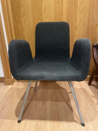Silla de tela con reposabrazos