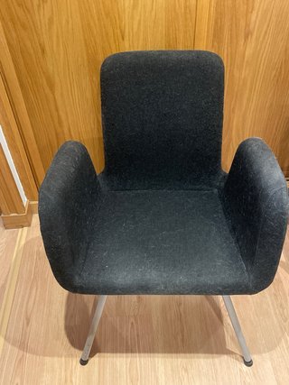 Silla de tela con reposabrazos