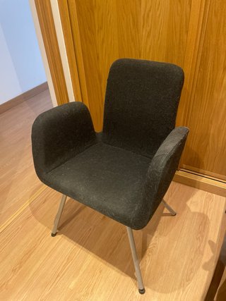 Silla de tela con reposabrazos