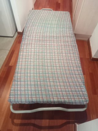Cama plegable metal y madera