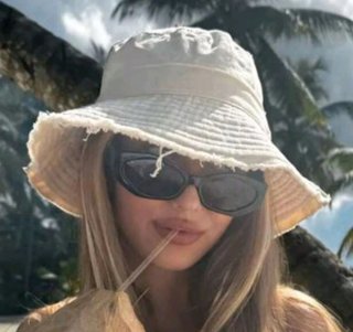 Gorro de playa beige con flecos