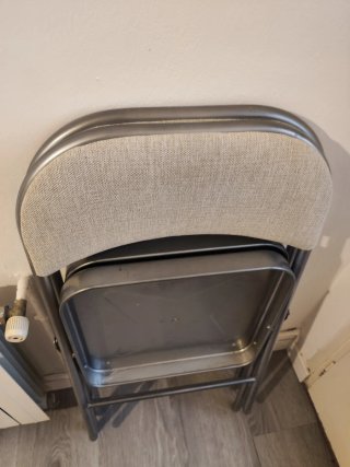 Sillas plegables beige y grises