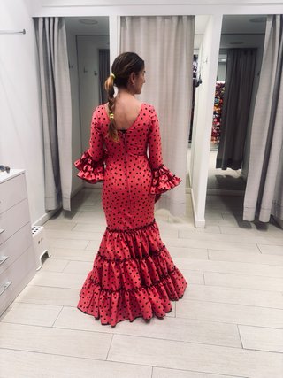 Traje de flamenca de lunares , color coral