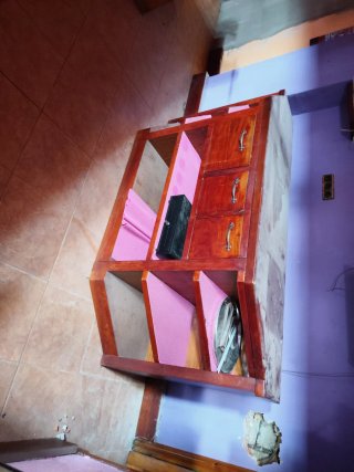 Botellero de madera rinconera y mueble con cajones
