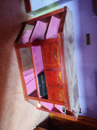 Botellero de madera rinconera y mueble con cajones