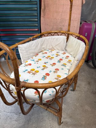 Cuna de mimbre con ruedas - Años 70