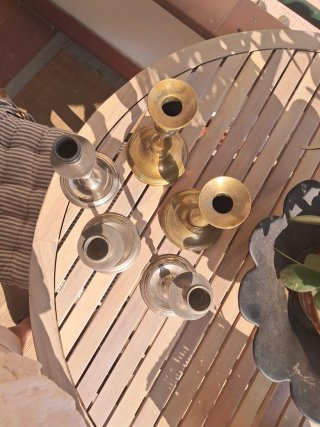 Candelabros de metal dorados y plateados