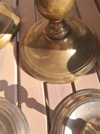 Candelabros de metal dorados y plateados