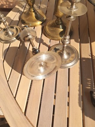 Candelabros de metal dorados y plateados