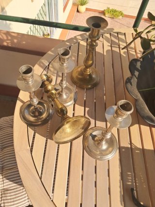 Candelabros de metal dorados y plateados