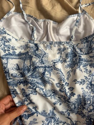 Bañador estampado azul y blanco con pareo